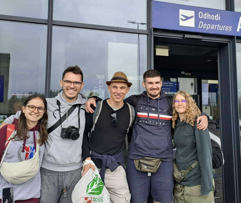 KAJ SMO DOSTI VZELI SABO?